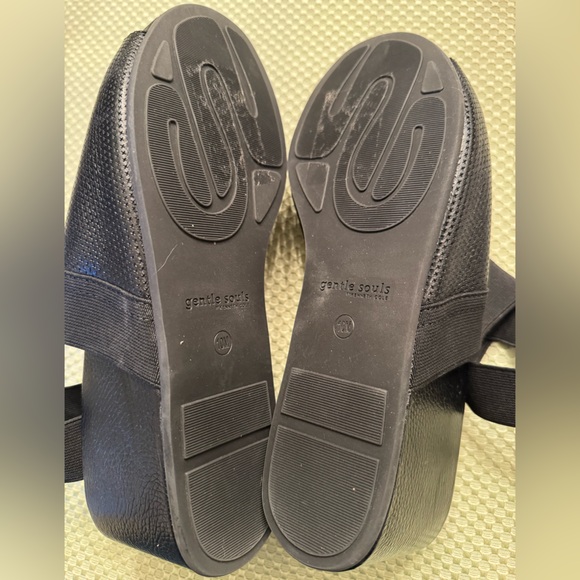 Gentle Souls  by Kenneth Cole Gianna Black Wedge Sandal with ankle strap size 10 - Picture 7 of 10